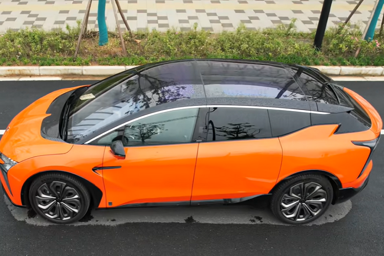 Một chi tiết khiến nhiều người chú ý ở mẫu SUV điện tân tiến này là bộ cửa tự sát phía sau, kết hợp với cách mở kiểu cánh chim. Ở đầu xe, nó có bộ đèn ma trận LED có thể lập trình hoàn toàn. Một điểm đáng lưu ý được “Fully Charged” đề cập nữa là số lượng màn hình trong nội thất, bao gồm một màn hình lớn dành hành khách phía trước (thay vì hộp để găng tay).