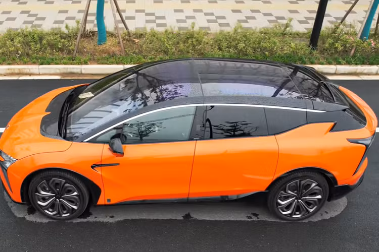 Một chi tiết khiến nhiều người chú ý ở mẫu SUV điện tân tiến này là bộ cửa tự sát phía sau, kết hợp với cách mở kiểu cánh chim. Ở đầu xe, nó có bộ đèn ma trận LED có thể lập trình hoàn toàn. Một điểm đáng lưu ý được “Fully Charged” đề cập nữa là số lượng màn hình trong nội thất, bao gồm một màn hình lớn dành hành khách phía trước (thay vì hộp để găng tay).