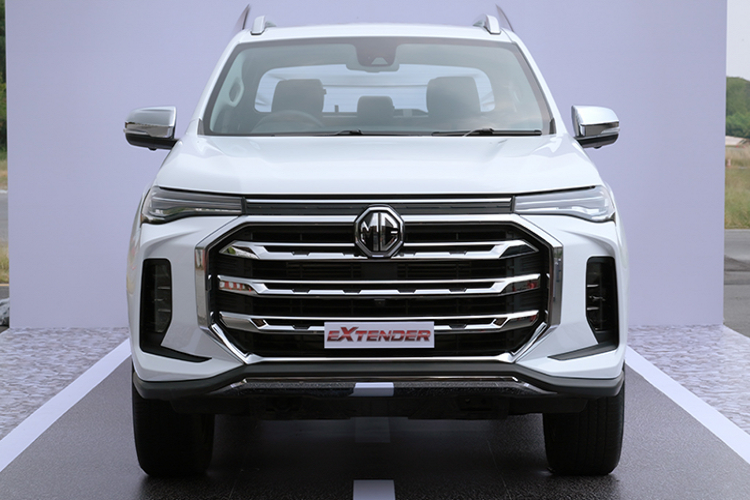 Động cơ 2.0L của MG Extender đáp ứng tiêu chuẩn khí thải Euro6. Động cơ trên Maxus T70 sử dụng turbo kép sản sinh công suất hơn 200 mã lực, nhưng động cơ trên Extender tại Thái Lan sử dụng turbo đơn + Intercooler sản sinh công suất khiêm tốn hơn.