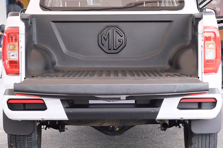 MG Extender 2021 được trang bị phanh trước và sau, hệ thống chống bó cứng (ABS); Hệ thống phân bổ lực phanh (EBD); Hệ thống trợ lực phanh (EBA); Hệ thống kiểm soát ổn định (SCS); Chống trượt (TCS); Hệ thống hỗ trợ khởi hành ngang dốc (HAS); Cảnh báo áp suất lốp (TPMS); Cảnh báo điểm mù (BSD); Hệ thống chệch là (LDW) và 6 túi khí – có túi khí rèm an toàn phía trước. Camera quan sát toàn cảnh 360 độ và cảm biến khoảng cách hỗ trợ đỗ xe.