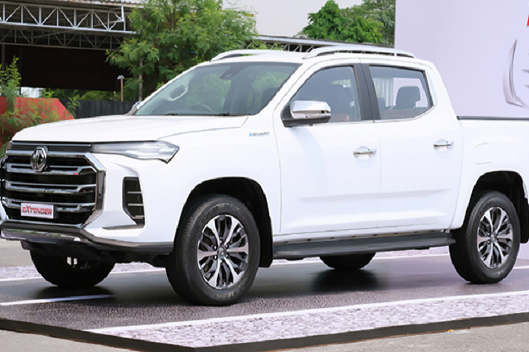 Phiên bản nâng cấp facelift của MG Extender 2021 được thay đổi toàn bộ phần đầu xe với thiết kế mới, trang bị lưới tản nhiệt mạ crôm cỡ lớn, đèn pha LED hai tầng tự động bật tắt và điều chỉnh chuyển hướng theo góc lái, có dèn LED ban ngày. “Dàn chân” lắp bộ mâm hợp kim 18 inch với lốp 255/60 R18. Đèn sương mù LED phía trước, đèn phanh thứ 3. Tay nắm cửa mạ crôm bên ngoài. Hệ thống gạt mưa tự động,…