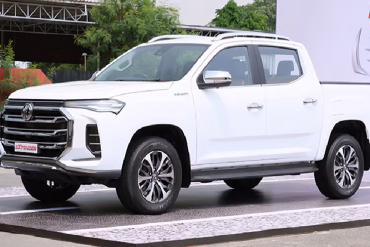 Phiên bản nâng cấp facelift của MG Extender 2021 được thay đổi toàn bộ phần đầu xe với thiết kế mới, trang bị lưới tản nhiệt mạ crôm cỡ lớn, đèn pha LED hai tầng tự động bật tắt và điều chỉnh chuyển hướng theo góc lái, có dèn LED ban ngày. “Dàn chân” lắp bộ mâm hợp kim 18 inch với lốp 255/60 R18. Đèn sương mù LED phía trước, đèn phanh thứ 3. Tay nắm cửa mạ crôm bên ngoài. Hệ thống gạt mưa tự động,…