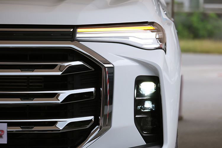 Nội thất MG Extender 2021 khá hấp dẫn với nhiều “đồ chơi”, cabin mang hai tông màu đen nâu. Ghế được bọc da đen và nâu. Ghế lái chỉnh điện 6 hướng. Vô lăng bọc da chỉnh được 2 hướng (lên-xuống), tích hợp kiểm soát hành trình. Nút bấm khởi động, màn hình cảm ứng 10 inch có tích hợp định vị, hệ thống I-SMART hỗ trợ ra lệnh bằng giọng nói, 6 loa gương chiếu hậu chỉnh mờ tự động. Hệ thống điều hòa tự động có cửa gió cho hành khách phía sau và hơn thế nữa.