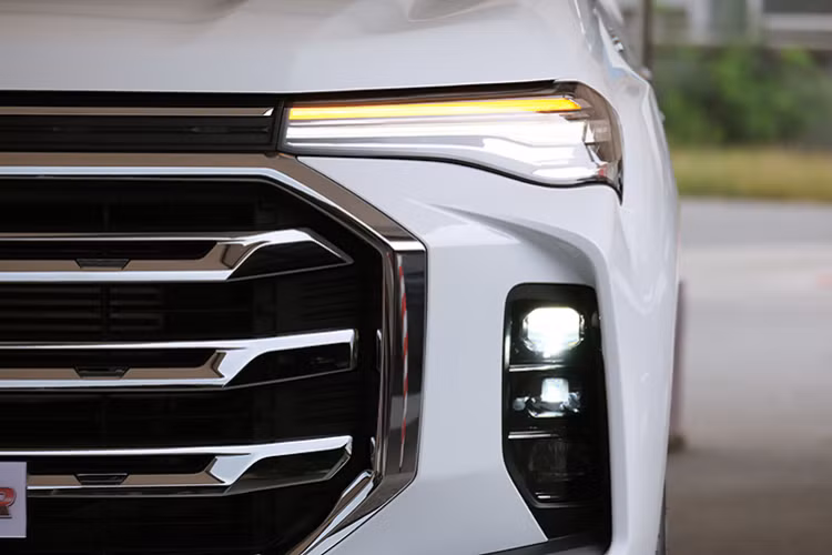 Nội thất MG Extender 2021 khá hấp dẫn với nhiều “đồ chơi”, cabin mang hai tông màu đen nâu. Ghế được bọc da đen và nâu. Ghế lái chỉnh điện 6 hướng. Vô lăng bọc da chỉnh được 2 hướng (lên-xuống), tích hợp kiểm soát hành trình. Nút bấm khởi động, màn hình cảm ứng 10 inch có tích hợp định vị, hệ thống I-SMART hỗ trợ ra lệnh bằng giọng nói, 6 loa gương chiếu hậu chỉnh mờ tự động. Hệ thống điều hòa tự động có cửa gió cho hành khách phía sau và hơn thế nữa.