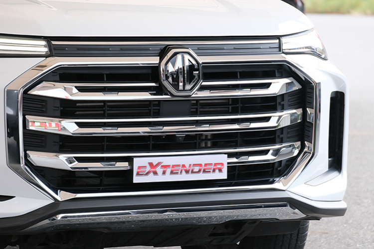 Làm so sánh kích thước so với các đối thủ, MG Extender 2021 bản cabin đôi có kích thước (DxRxC): 5.365 x 1.900 x 1.850mm. Chiều dài cơ sở: 3.155 mm. Khoảng sáng gầm xe 216 mm. Kích thước của MG Extender 2021 không hề thua kém đối thủ như Toyota Hilux (DxRxC): 5.330 x 1.855 x 1.815 mm. Chiều dài cơ sở 3.085 mm. Ford Ranger (DxRxC): 5.362 x 1.860 x 1.815 mm và chiều dài cơ sở 3.220 mm.