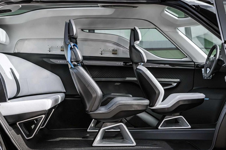 Cách bố trí cửa sổ bất đối xứng đồng nghĩa là người ở bên trái chỉ có thể nhìn ra một mảnh kính nhỏ ở bên cạnh. Tuy nhiên, người ngồi bên phải có một cửa sổ mở rộng để nhìn ra ngoài. Hàng thứ ba là ghế dài cho 3 người. Porsche có trang bị tựa đầu nổi để người lái vẫn có thể nhìn ra cửa sổ phía sau khi không có ai ngồi ở đó.