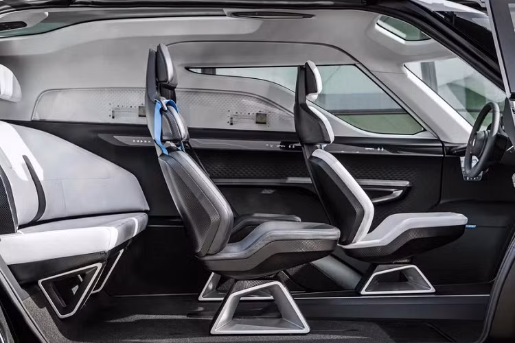 Cách bố trí cửa sổ bất đối xứng đồng nghĩa là người ở bên trái chỉ có thể nhìn ra một mảnh kính nhỏ ở bên cạnh. Tuy nhiên, người ngồi bên phải có một cửa sổ mở rộng để nhìn ra ngoài. Hàng thứ ba là ghế dài cho 3 người. Porsche có trang bị tựa đầu nổi để người lái vẫn có thể nhìn ra cửa sổ phía sau khi không có ai ngồi ở đó.