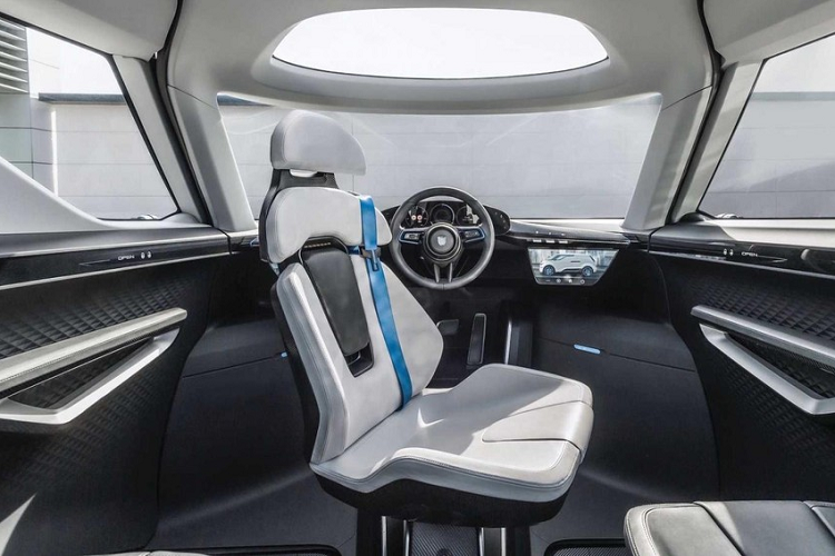 Những người ngồi ở hàng ghế thứ hai sẽ có ghế riêng biệt. Các ghế được đặt lệch sang trái và phải để mọi người đều có tầm nhìn tốt ra khỏi kính chắn gió. Thiết kế này cũng tạo ra một khoảng lớn ở giữa để dễ dàng ra vào hàng ghế thứ ba hơn.