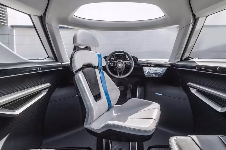 Những người ngồi ở hàng ghế thứ hai sẽ có ghế riêng biệt. Các ghế được đặt lệch sang trái và phải để mọi người đều có tầm nhìn tốt ra khỏi kính chắn gió. Thiết kế này cũng tạo ra một khoảng lớn ở giữa để dễ dàng ra vào hàng ghế thứ ba hơn.