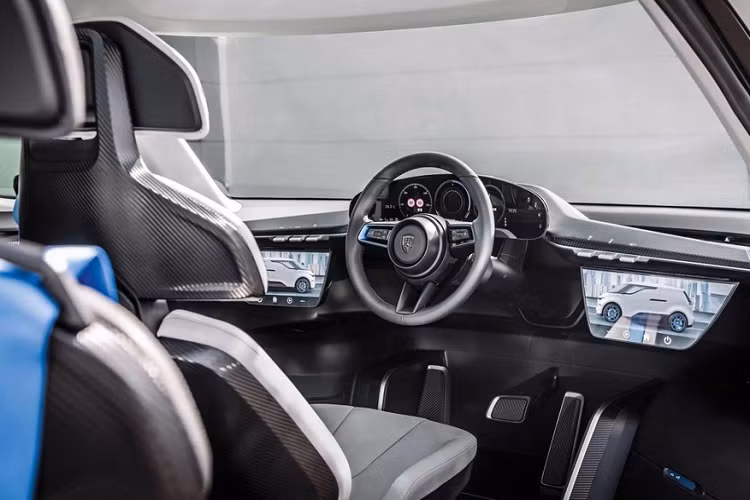 Người lái xe có được vị trí ngồi trung tâm phía trước và nhìn ra kính chắn gió uốn cong. Dù có trang bị màn hình kỹ thuật số, nhưng nó vẫn hiển thị 5 đồng hồ đo tròn giống với những chiếc Porsche trong quá khứ. Các nút bấm xúc giác Haptic chiếm cả hai bên của mặt táp lô. Ghế lái của mẫu xe minivan Porsche Vision Renndienst cũng có thể xoay 180 độ giúp người lái có thể dễ dàng giao tiếp với hành khách phía sau.