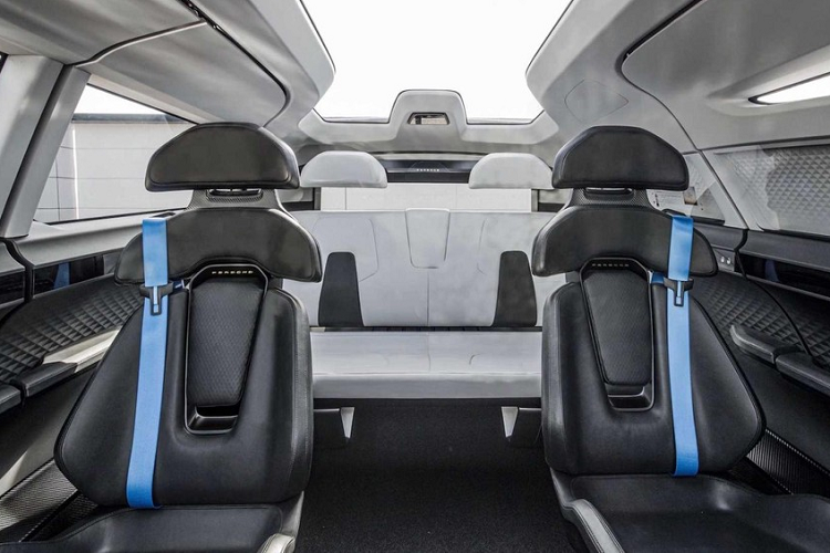 Porsche tất nhiên không có ý định đưa mẫu concept Vision Renndienst vào sản xuất thương mại. Nó chỉ đơn giản là một bài tập thiết kế để tưởng tượng những gì có thể. Công ty gọi mẫu xe này là "tầm nhìn của tương lai xa xăm”