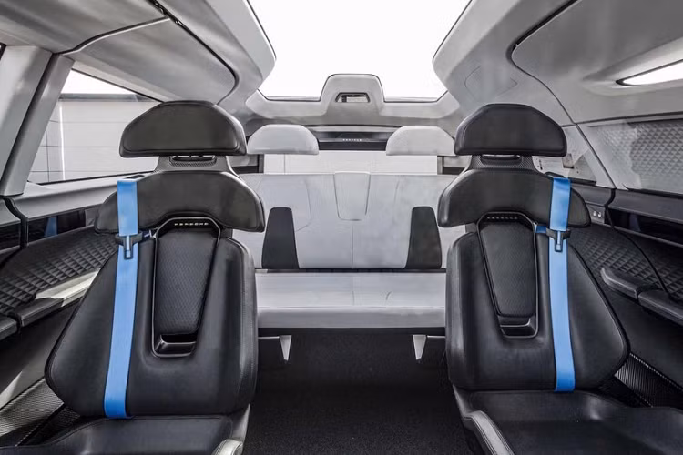 Porsche tất nhiên không có ý định đưa mẫu concept Vision Renndienst vào sản xuất thương mại. Nó chỉ đơn giản là một bài tập thiết kế để tưởng tượng những gì có thể. Công ty gọi mẫu xe này là "tầm nhìn của tương lai xa xăm”