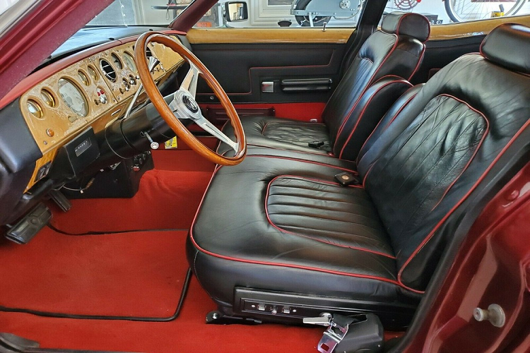 Những chiếc xe quái lạ thế này thông thường là sản phẩm tạo ra từ máy tính, nhưng chiếc xe này hoàn toàn là thật. Được lắp ráp bởi công ty Scar Cars Inc. ở Fitchburg, Massachusetts, nó là một trong số 8 chiếc hiếm hoi trên đời.