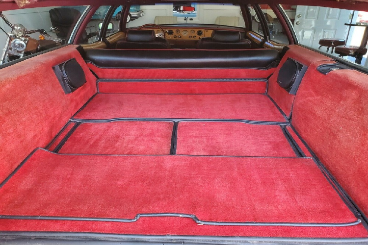 Không những nó có phần đầu của một chiếc Rolls-Royce, bao gồm cả biểu tượng “Spirit of Ecstasy”, mà kết quả biến đổi cuối cùng trông cũng rất ấn tượng. Sự biến đổi từ cánh cửa của Country Squire sang tấm chắn bùn trước trông liền mạch, và dáng đứng của xe trông phù hợp.