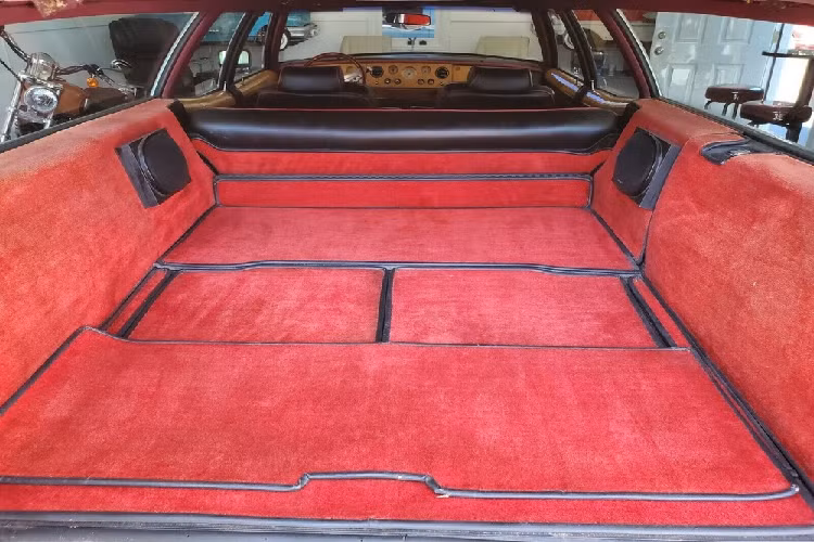 Không những nó có phần đầu của một chiếc Rolls-Royce, bao gồm cả biểu tượng “Spirit of Ecstasy”, mà kết quả biến đổi cuối cùng trông cũng rất ấn tượng. Sự biến đổi từ cánh cửa của Country Squire sang tấm chắn bùn trước trông liền mạch, và dáng đứng của xe trông phù hợp.