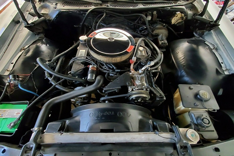 Lớp sơn hai tông màu cũng là một yếu tố đáng khen ngợi. Phần đuôi xe vẫn giữ nguyên thiết kế của Country Squire nhưng có huy hiệu Rolls-Royce, đèn hậu Silver Shadow và dòng chữ "shooting brake" trên cửa hậu.