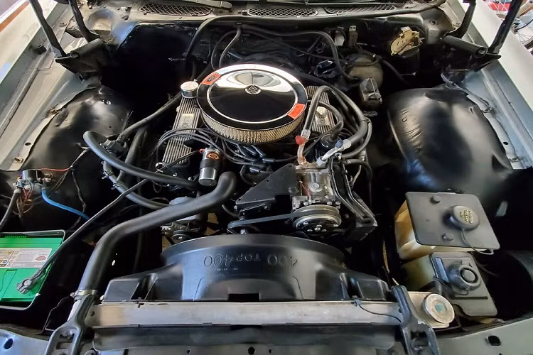 Lớp sơn hai tông màu cũng là một yếu tố đáng khen ngợi. Phần đuôi xe vẫn giữ nguyên thiết kế của Country Squire nhưng có huy hiệu Rolls-Royce, đèn hậu Silver Shadow và dòng chữ "shooting brake" trên cửa hậu.