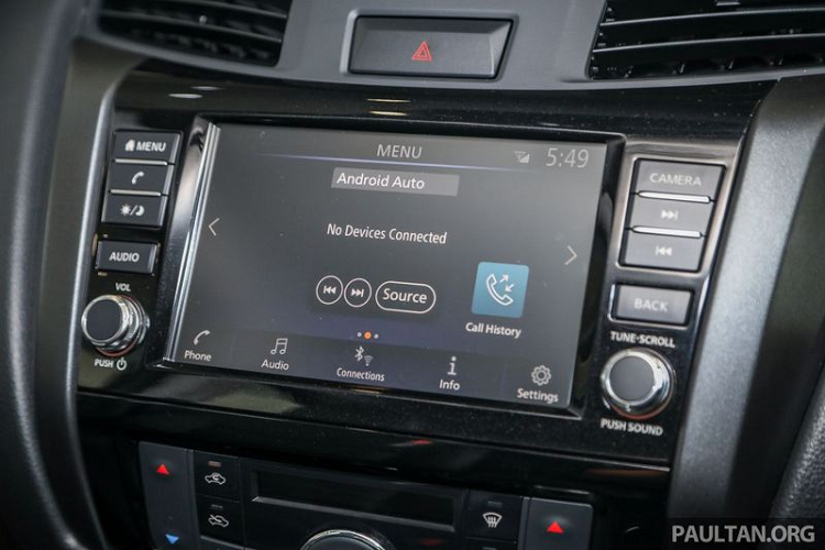 Tiến vào bên trong khoang cabin, nội thất của Navara PRO-4X không có nhiều thay đổi đáng kể. Cụm đồng hồ dạng analog kết hợp với màn hình thông tin TFT 7 inch độ phân giải cao. Vô lăng 3 chấu tích hợp các nút chức năng với logo Nissan được sơn màu đỏ làm tăng tính thể thao. Xe được trang bị màn hình thông tin giải trí 8 inch Nissan Connect hỗ trợ kết nối Apple CarPlay và Android Auto.