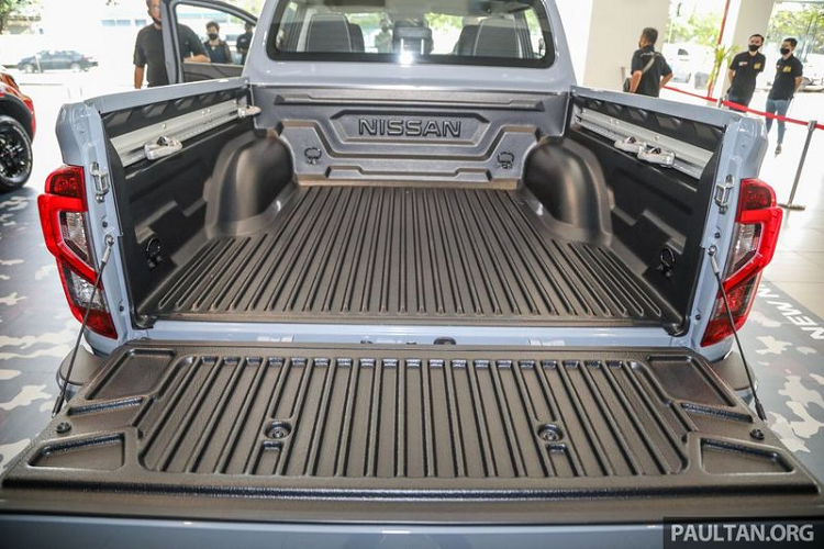 Toàn bộ ghế ngồi được bọc da với các đường chỉ khâu tương phản theo phong cách PRO-4X độc quyền. Các tính năng trang bị trên xe bao gồm khởi động bằng nút bấm, điều hòa tự động 2 vùng, camera 360 hệ thống kiểm soát hành trình và gương chiếu hậu chống chói. Xe còn được cải thiện về độ cách âm, các vật liệu chống ồn được bổ sung thêm ở khoang cabin và khoang động cơ đem lại sự êm ái khi di chuyển.