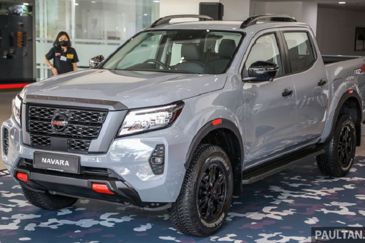 Tại Việt Nam, Nissan Navara hiện đang được phân phối với 4 phiên bản gồm E, El, SL, VL với mức giá từ 659 triệu đồng đến 799 triệu đồng.