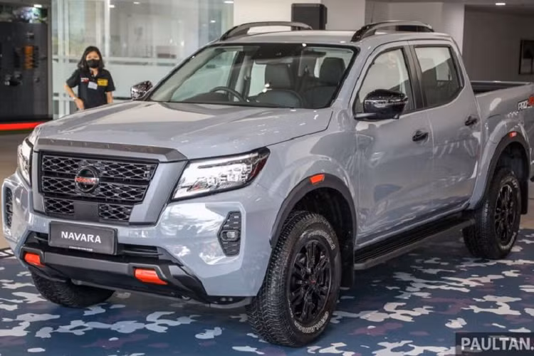 Tại Việt Nam, Nissan Navara hiện đang được phân phối với 4 phiên bản gồm E, El, SL, VL với mức giá từ 659 triệu đồng đến 799 triệu đồng.