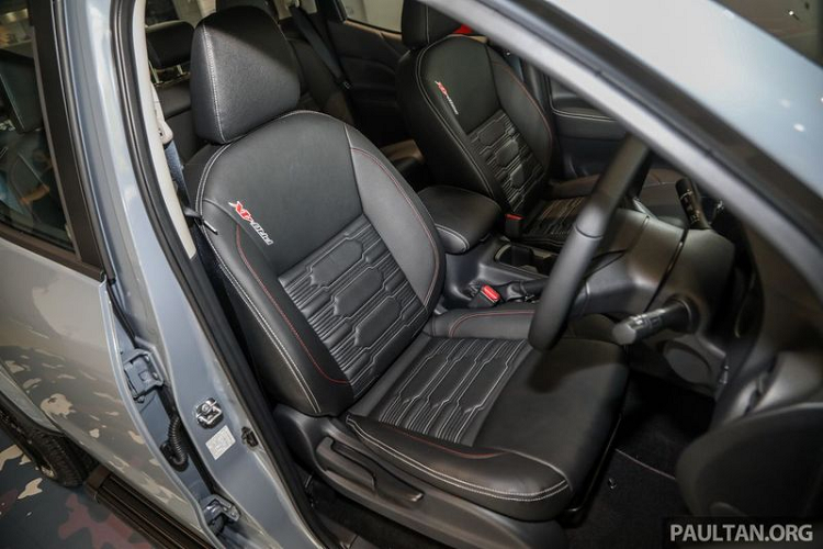 Nissan Navara Pro-4X có 4 tùy chọn màu ngoại thất bao gồm màu đen Black Star, màu trắng Pearl White, màu đỏ Burning Red và màu xám Stealth Grey độc quyền. Giá bán và thông số cụ thể của xe sẽ được công bố vào ngày ra mắt 16/4/2021 tới đây.