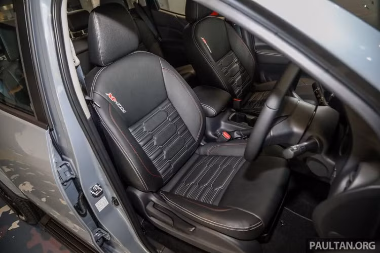 Nissan Navara Pro-4X có 4 tùy chọn màu ngoại thất bao gồm màu đen Black Star, màu trắng Pearl White, màu đỏ Burning Red và màu xám Stealth Grey độc quyền. Giá bán và thông số cụ thể của xe sẽ được công bố vào ngày ra mắt 16/4/2021 tới đây.