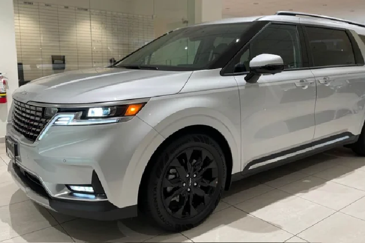 Làm so sánh, ở thị trường Thái Lan, Kia Sedona 2021 thế hệ mới, bản máy dầu 2.2L nhập Hàn có giá bán từ 1,63 – 1,87 tỷ đồng. Chính vì thế, Kia Việt Nam lắp ráp dòng Kia Sedona 2022 thế hệ mới trong nước sẽ giúp dòng MPV cỡ lớn này có lợi thế về giá bán dễ tiếp cận, bên cạnh nhiều trang bị “đồ chơi” hấp dẫn.