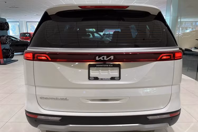 Với mức giá xe Kia Sedona 2022 bán ra dự kiến từ 1,179 – 1,8 tỷ đồng, thế hệ mới này có giá bán cao hơn thế hệ cũ, khởi điểm từ 1,119 – 1,519 tỷ đồng. Mặc dù giá bán tăng so với thế hệ cũ, nhưng vẫn rẻ hơn giá bán của xe nhập guyên chiếc từ Hàn Quốc.