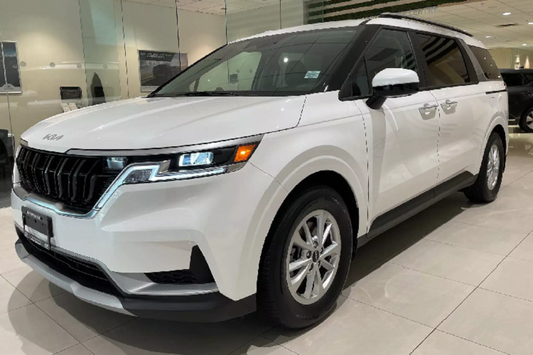 Theo thông tin từ tư vấn bán hàng của Kia Việt Nam, Kia Sedona 2022 thế hệ mới lắp ráp trong nước có giá bán khởi điểm từ 1,179 – 1,8 tỷ đồng cho phiên bản máy xăng V6 3.5L cao cấp nhất. Trong đó, phiên bản cao cấp “Signature” có giá bán lần lượt: 1,439 tỷ đồng cho bản máy Dầu và bản máy Xăng là 1,800 tỷ đồng. Tuy nhiên, đây chỉ là giá bán dự kiến. Giá bán thực tế sau khi ra mắt có thể chênh lệch, nhưng không nhiều.