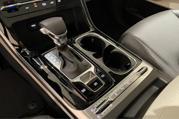 Nếu so với các mẫu MPV nhập khẩu khác như Toyota Sienna (nhập Mỹ) có giá hơn 4 tỷ đồng, thì Kia Sedona 2021 thế hệ mới có giá bán dễ tiếp cận hơn rất nhiều.