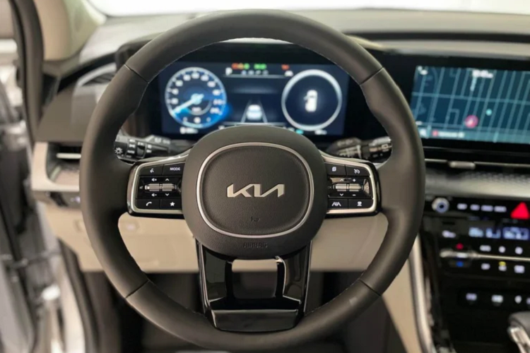 Sức mạnh được truyền xuống cầu trước (FWD) thông qua hộp số tự động 8 cấp (8AT). Nhìn chung, nếu Kia Sedona 2021 thế hệ mới có giá bán từ 1,1 – 1,8 tỷ đồngnhư giá bán dự tính vừa được hé lộ. Thì mẫu xe này vẫn mang lợi thế cạnh tranh cao ở giá bán.