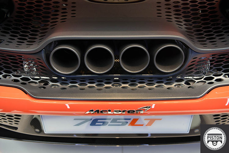 Siêu xe hàng hiếm McLaren 765LT sẽ cưỡi trên bộ bánh xe 10 chấu độc quyền đi kèm với lốp Pirelli P Zero Trofeo R. Phía bên trong là phanh gốm carbon lấy ý tưởng của McLaren Senna.