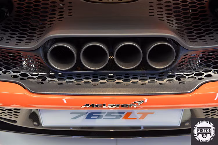 Siêu xe hàng hiếm McLaren 765LT sẽ cưỡi trên bộ bánh xe 10 chấu độc quyền đi kèm với lốp Pirelli P Zero Trofeo R. Phía bên trong là phanh gốm carbon lấy ý tưởng của McLaren Senna.