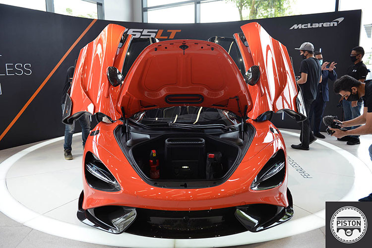 Khoang lái của siêu xe phiên bản giới hạn McLaren 765LT chỉ gói gọn trong một từ mà các dân chơi đều muốn xe của mình có càng nhiều càng tốt, đó chính là carbon. Ngoài ra là da Alcantara màu đen. Để giúp McLaren 765LT có trọng lượng lý tưởng là 1.229 kg, hãng xe Anh quốc đã bỏ đi trang bị tiêu chuẩn là loa và hệ thống điều hoà.