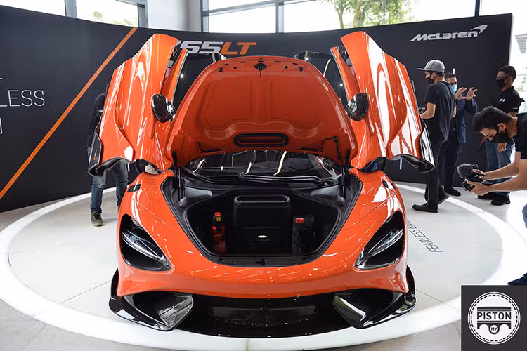 Khoang lái của siêu xe phiên bản giới hạn McLaren 765LT chỉ gói gọn trong một từ mà các dân chơi đều muốn xe của mình có càng nhiều càng tốt, đó chính là carbon. Ngoài ra là da Alcantara màu đen. Để giúp McLaren 765LT có trọng lượng lý tưởng là 1.229 kg, hãng xe Anh quốc đã bỏ đi trang bị tiêu chuẩn là loa và hệ thống điều hoà.