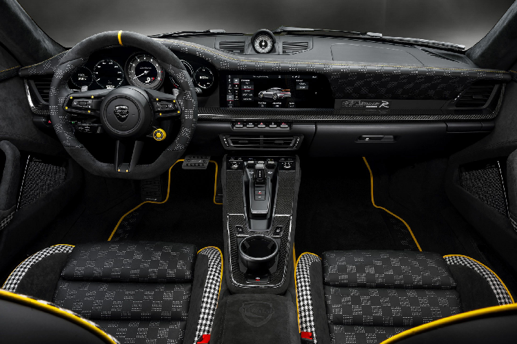 Cản sau của xe cũng được tạo hình với vòm cong cao, phần dưới cản được sơn đen khác biệt. Kết hợp với đó chính là bộ khuếch tán được thiết kế dày dặn, đem lại cho xe một vẻ cứng cáp. Hai ống xả của xe được đặt sát nhau ở phần khuếch tán xe. Hệ thống xả này được làm bằng vật liệu thép không gỉ với hai ống xả lớn và được trang bị van điều khiển âm thanh đầu ra.