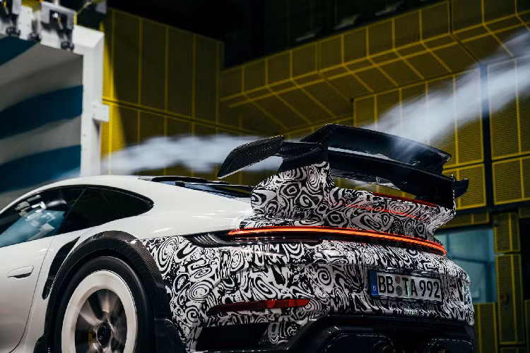 Một trong những điểm nhấn trong gói độ này chính là cánh gió cỡ lớn bằng carbon phía sau. Khác với những mẫu cánh gió với thiết kế mảnh, cánh gió trên bản độ này được thiết kế với phần chân cánh gió dày và lớn, chân cánh gió được trang bị hốc hút gió giống với những mẫu Porsche 911 cổ điển. Cánh gió này thực chất được chia làm hai phần với cánh gió lớn cố định, ở mặt trên của phần cánh gió này còn có một cánh lướt gió chủ động có thể đóng mở, giúp tăng tính ổn định khi xe vận hành ở tốc độ cao.
