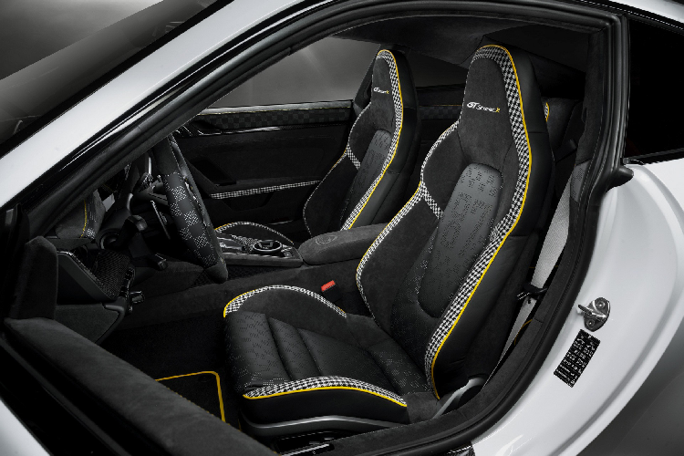 Khoang nội thất của phiên bản độ được TechArt nâng cấp cực kỳ ấn tượng với họa tiết caro với các ô màu đậm nhạt trải đều trên phần giữa ghế ngồi, viền bảng táp lô và cả viền vô lăng. Phần ghế ngồi cũng được bọc đan xen với vải họa tiết Houndstooth nổi tiếng. Chính những chi tiết này đã phần nào đem lại vẻ hoài cổ cho chiếc xe thể thao Đức. Khoang nội thất được bọc chủ yếu với các vật liệu da bao gồm da Alcantara, da và sợi carbon với logo GTstreet R.