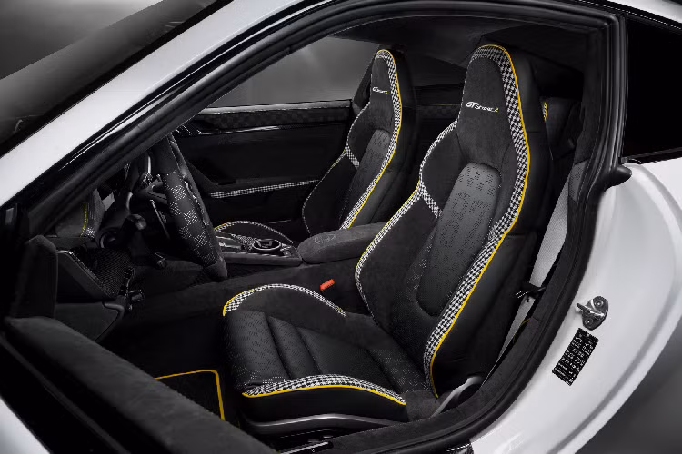 Khoang nội thất của phiên bản độ được TechArt nâng cấp cực kỳ ấn tượng với họa tiết caro với các ô màu đậm nhạt trải đều trên phần giữa ghế ngồi, viền bảng táp lô và cả viền vô lăng. Phần ghế ngồi cũng được bọc đan xen với vải họa tiết Houndstooth nổi tiếng. Chính những chi tiết này đã phần nào đem lại vẻ hoài cổ cho chiếc xe thể thao Đức. Khoang nội thất được bọc chủ yếu với các vật liệu da bao gồm da Alcantara, da và sợi carbon với logo GTstreet R.