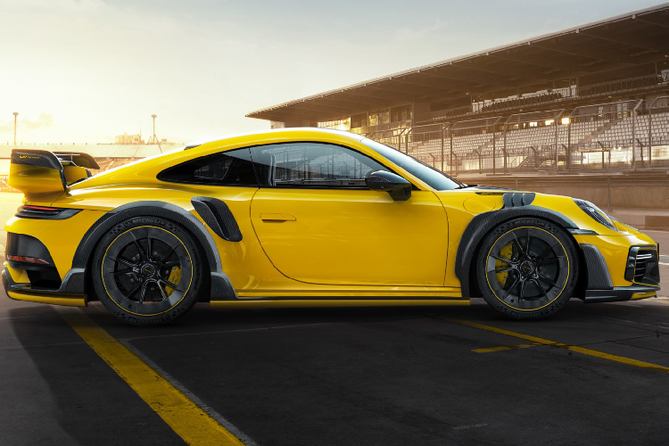 So với phiên bản tiền nhiệm, GTstreet R mới không chỉ nhanh hơn, mạnh hơn mà còn sở hữu một diện mạo dữ dằn hơn đáng kể. Có thể nói, đây chính là một trong những bản độ đem tới cho siêu xe Porsche 992 Turbo những thay đổi táo bạo cũng như khác biệt cực lớn so với phiên bản gốc. Bên cạnh đó, bộ bodykit này còn đem tới hiệu quả cao trong việc tăng tính khí động cho xe.