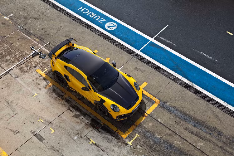 Phiên bản độ được trang bị phần cản trước mới được tạo hình khác biệt với các hốc gió lớn, màu sắc vàng được phối xen kẽ với các chi tiết giúp diện mạo của xe trở nên thể thao hơn đáng kể so với phần cản nguyên bản với thiết kế giản đơn. Xe được trang bị nắp capo bằng carbon với hai hốc gió giống như mẫu xe 911 GT3 mới.