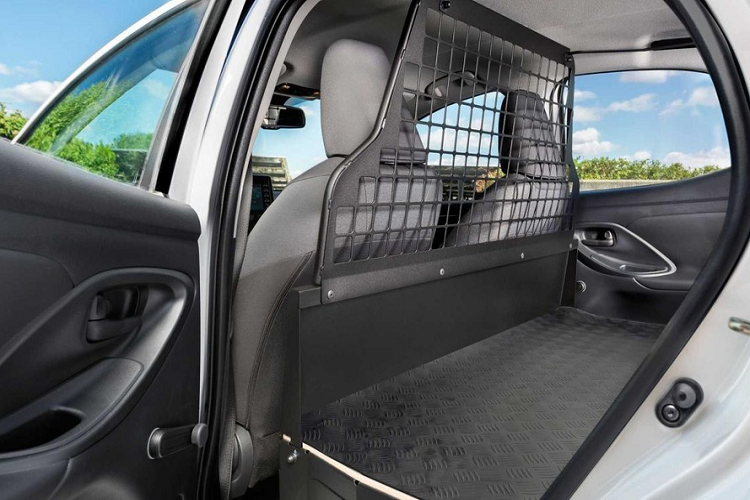 Theo hãng Toyota, Yaris ECOVan 2021 được trang bị khoang chở hàng có thể tích 720 lít trong khi con số tương ứng của Yaris Hatchback thông thường là 270 lít. Thêm vào đó, khoang chở hàng còn có chiều dài tối đa 1.243 mm, chiều rộng tối thiểu 867 mm và chiều cao từ sàn đến nóc là 695 mm. Mẫu xe thương mại nhỏ xinh này có trọng tải tổng cộng 430 kg.