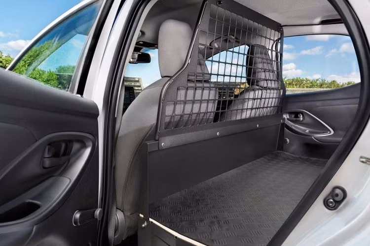 Theo hãng Toyota, Yaris ECOVan 2021 được trang bị khoang chở hàng có thể tích 720 lít trong khi con số tương ứng của Yaris Hatchback thông thường là 270 lít. Thêm vào đó, khoang chở hàng còn có chiều dài tối đa 1.243 mm, chiều rộng tối thiểu 867 mm và chiều cao từ sàn đến nóc là 695 mm. Mẫu xe thương mại nhỏ xinh này có trọng tải tổng cộng 430 kg.