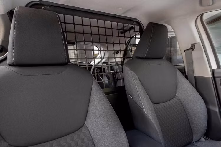 Nguồn cung cấp sức mạnh cho Toyota Yaris ECOVan 2021 tại thị trường châu Âu là hệ truyền động hybrid mang tên Hybrid Dynamic Force. Hệ truyền động này bao gồm máy xăng Atkinson Cycle 3 xi-lanh, dung tích 1.5L và mô-tơ điện, tạo ra công suất tổng cộng 115 mã lực và mô-men xoắn cực đại 120 Nm.