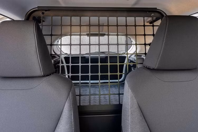 Ngoài ra, xe còn được trang bị cụm pin lithium-ion lớn hơn nhưng nhẹ hơn. Hãng Toyota khẳng định Yaris ECOVan 2021 là mẫu xe thương mại duy nhất trong phân khúc dùng hệ truyền động hybrid tiết kiệm nhiên liệu.