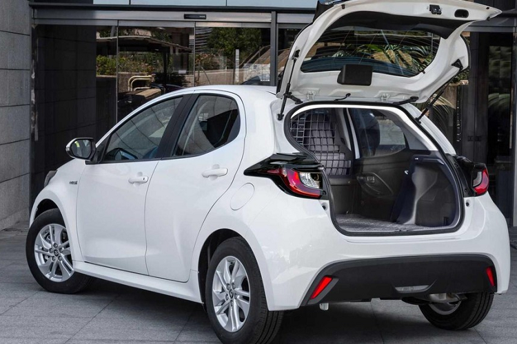 Khi có mặt trên thị trường, xe được chia thành 2 bản trang bị là Business Plus và Active Tech. Giá xe Toyota Yaris ECOVan 2021 tương ứng với 2 phiên bản này là 22.050 Euro (khoảng 597 triệu đồng) và 22.950 Euro (621 triệu đồng). Hiện mẫu xe thương mại cỡ B này đã có mặt tại các showroom Toyota ở Tây Ban Nha.