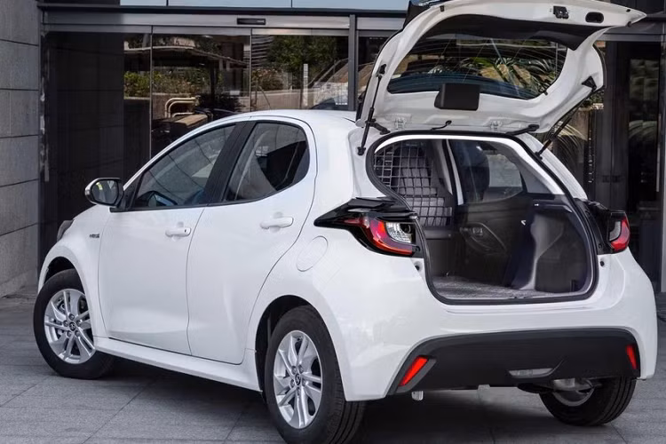 Khi có mặt trên thị trường, xe được chia thành 2 bản trang bị là Business Plus và Active Tech. Giá xe Toyota Yaris ECOVan 2021 tương ứng với 2 phiên bản này là 22.050 Euro (khoảng 597 triệu đồng) và 22.950 Euro (621 triệu đồng). Hiện mẫu xe thương mại cỡ B này đã có mặt tại các showroom Toyota ở Tây Ban Nha.