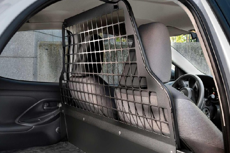 Bên cạnh khoang chở hàng rộng rãi hơn, Toyota Yaris ECOVan 2021 còn có những trang bị đáng chú ý khác như hệ thống thông tin giải trí Toyota Touch 2 với màn hình cảm ứng 7 inch, hỗ trợ Apple CarPlay/Android Auto, hệ thống điều hòa tự động, cần gạt nước tự động, vành hợp kim 15 inch, hệ thống kiểm soát đèn pha thông minh và camera lùi.