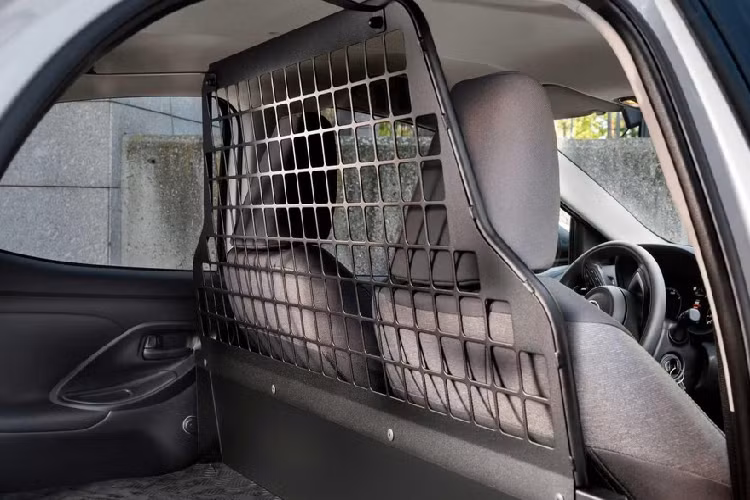 Bên cạnh khoang chở hàng rộng rãi hơn, Toyota Yaris ECOVan 2021 còn có những trang bị đáng chú ý khác như hệ thống thông tin giải trí Toyota Touch 2 với màn hình cảm ứng 7 inch, hỗ trợ Apple CarPlay/Android Auto, hệ thống điều hòa tự động, cần gạt nước tự động, vành hợp kim 15 inch, hệ thống kiểm soát đèn pha thông minh và camera lùi.